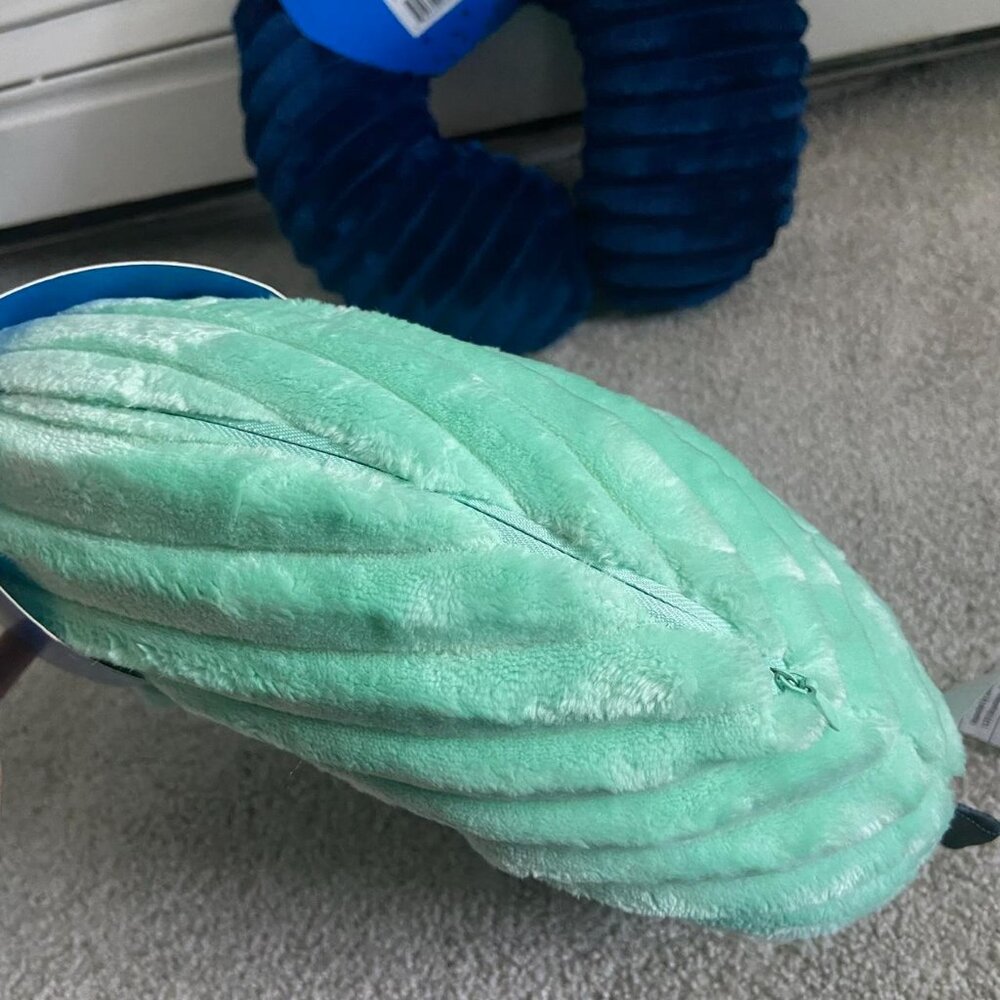 2NWT Luxe Essentials Memory Foam Neck Travel Pillows - Picture 3 of 3